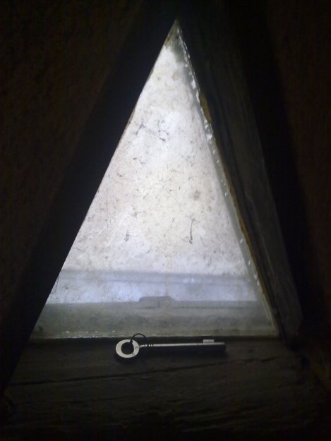 avain kolmioikkunalla