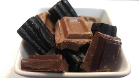 kirjaherkku suklaa ja lakritsa