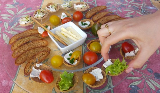 taste of finland 11 ruislastulautanen ja käsi p