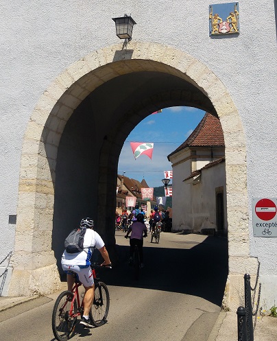 delemont muurin lapi kaupunkiin 9 p