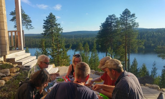 kurssi 6 leirilaisia ja muita illallisella