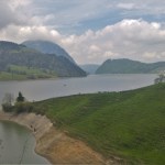 Vuoristojärven ympäri keveästi asvalttia&nbsp;pitkin