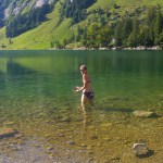 Kuvauskeikka ja kokovartalodippaus alppijärveen