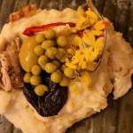 Maissipiirakka banaaninlehdessä